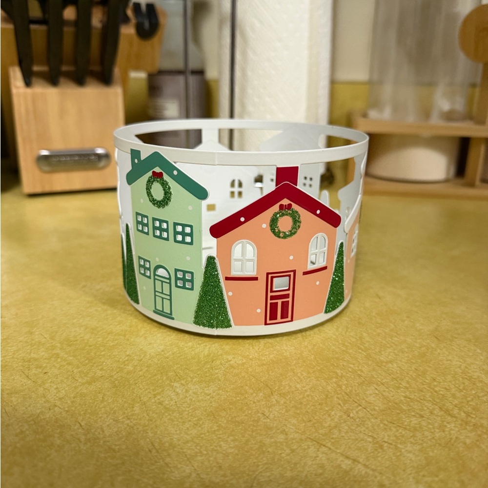 Yankee Candle Festive Village Holder - Green and Red